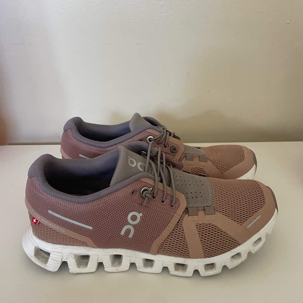 On Cloud 5 Sneakers in Rosebrown | Fog
